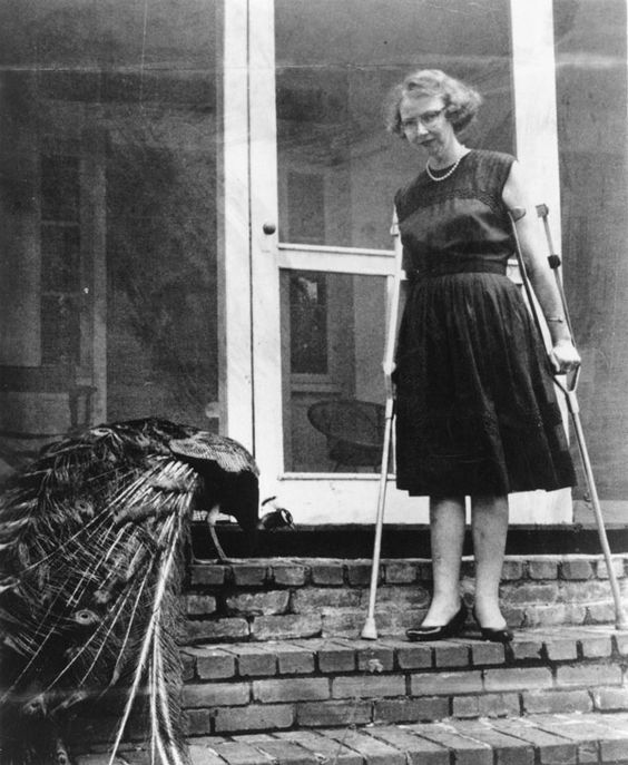 Flannery O'Connor con uno de sus muchos pavos reales Fuente: http://www.theatlantic.com/health/archive/2012/11/portraits-of-writers-with-pets-the-humanizing-animal-connection/265681/