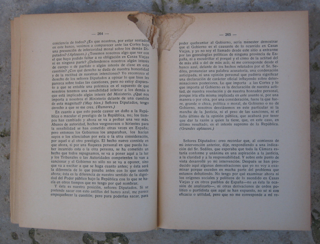 Fotografía de «La taberna del librero». Termitas en libro de Manuel Azaña. 