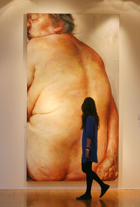 Jenny Saville Mujer en una galería contemplando la pintura de un bebé obeso