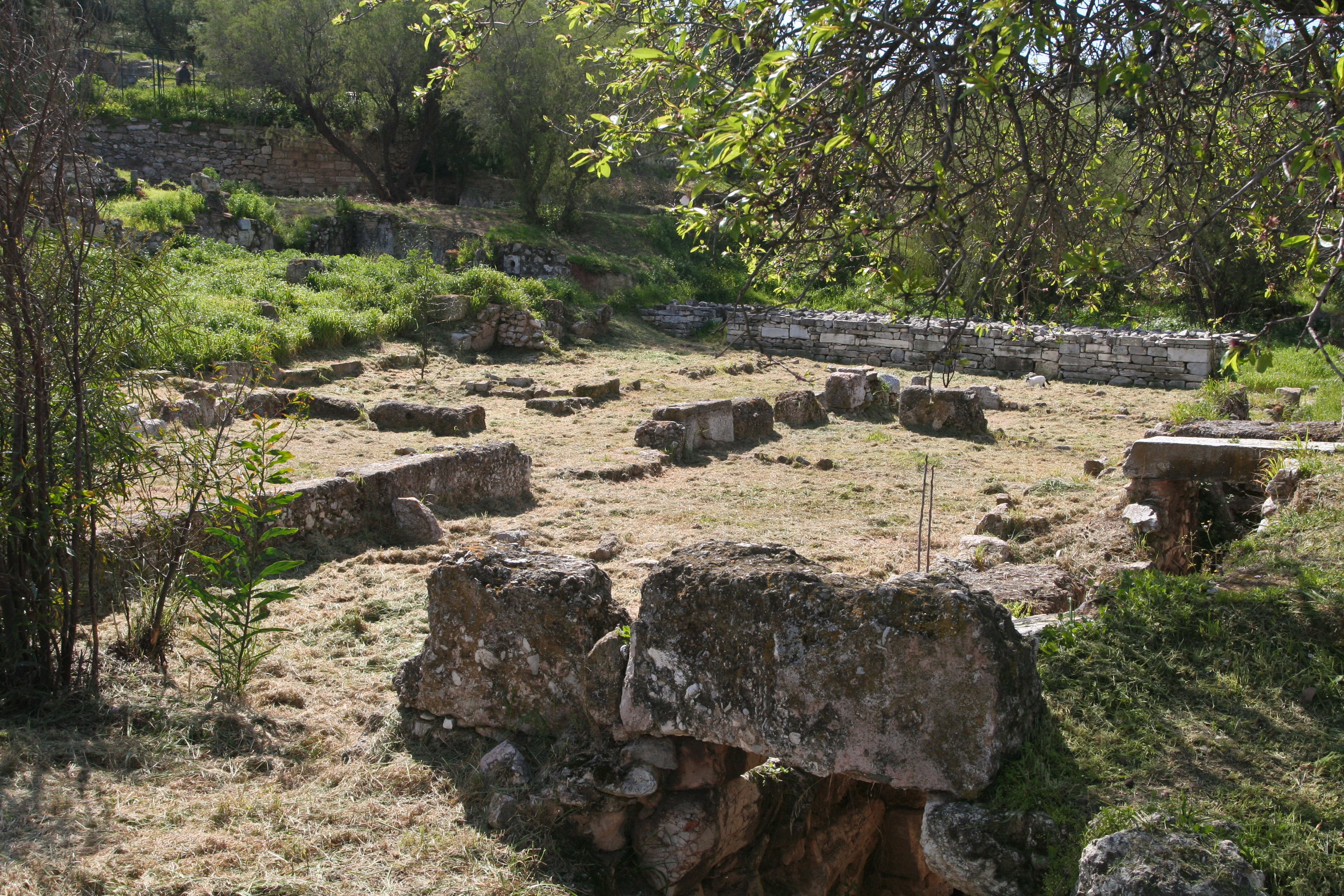 Restos de la prisión estatal extramuros del Ágora de Atenas, donde se cree que estuvo preso y murió. Fuente: Wikipedia