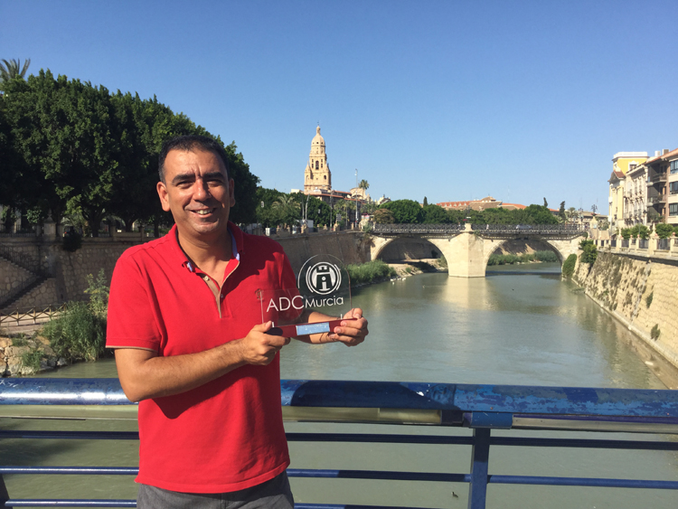 Jose Manuel López Nicolás sostiene uno de sus galardones más queridos: el Premio de la Asociación de Divulgación Científica de la Región de Murcia 2015