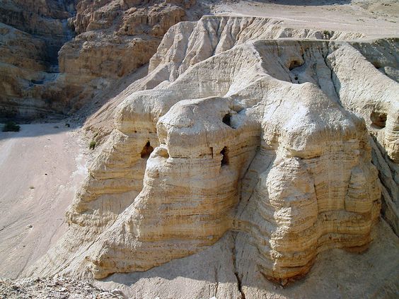Las cuevas de Qumran donde fueron descubiertos los manuscritos. Fuente: http://adfinesterrae.com/2014/03/03/nine-new-manuscripts-from-qumran/