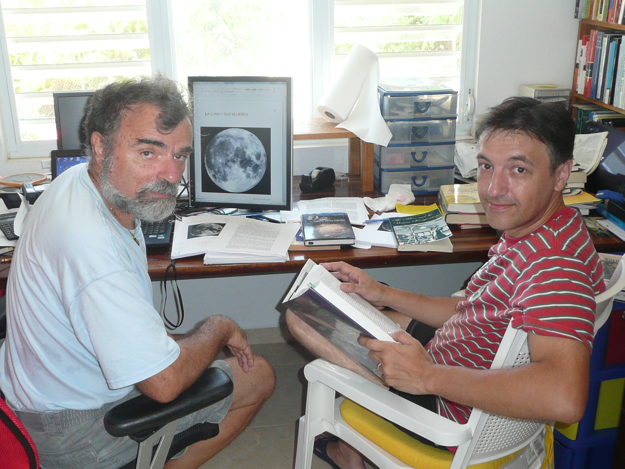 Daniel Roberto Altschuler y Fernando J. Ballesteros trabajando en 'Las mujeres de la Luna'