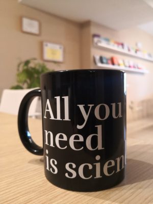 Taza All you need is science